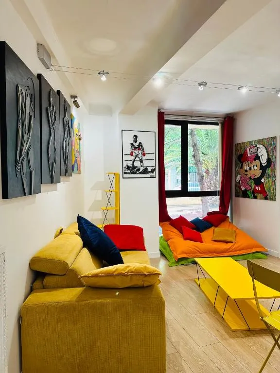 POP appART Appartement Artiste configuré en Galerie dArt à 200 m du centre ville avec Climatisation et Parking privé et securisé gratuit dans copropriété
