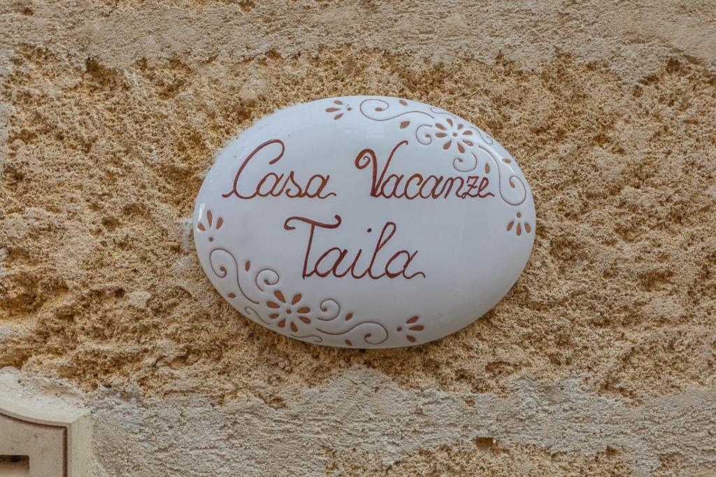 une balle blanche avec les mots la maison latrina qui y sont écrits dans l'établissement Casa Taila, à Ruffano