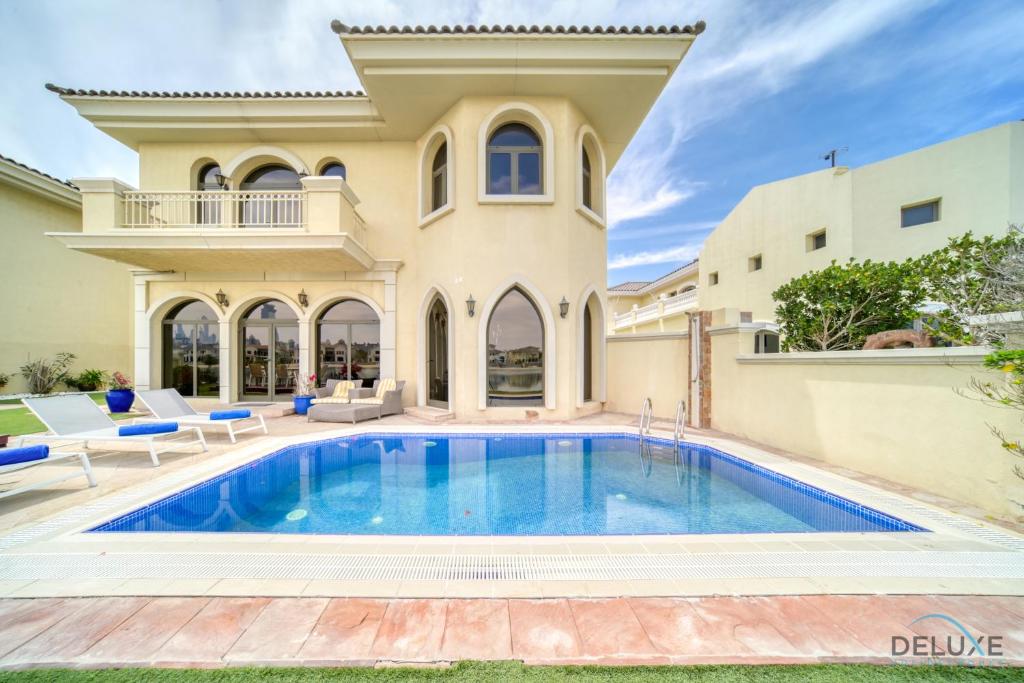 Premier 6BR Villa with Assistant’s Room and Private Pool in Frond E Palm Jumeirah by Deluxe Holiday Homes