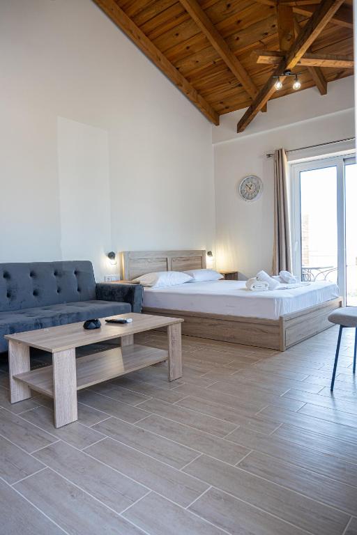 Postel nebo postele na pokoji v ubytování Lithino Rooms Kalamata