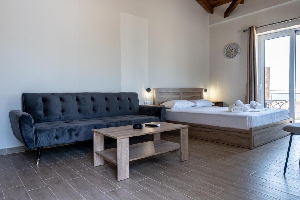 Postel nebo postele na pokoji v ubytování Lithino Rooms Kalamata