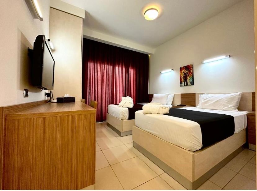 Postel nebo postele na pokoji v ubytování Hayali Suites