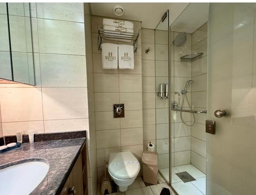 Koupelna v ubytování Hayali Suites