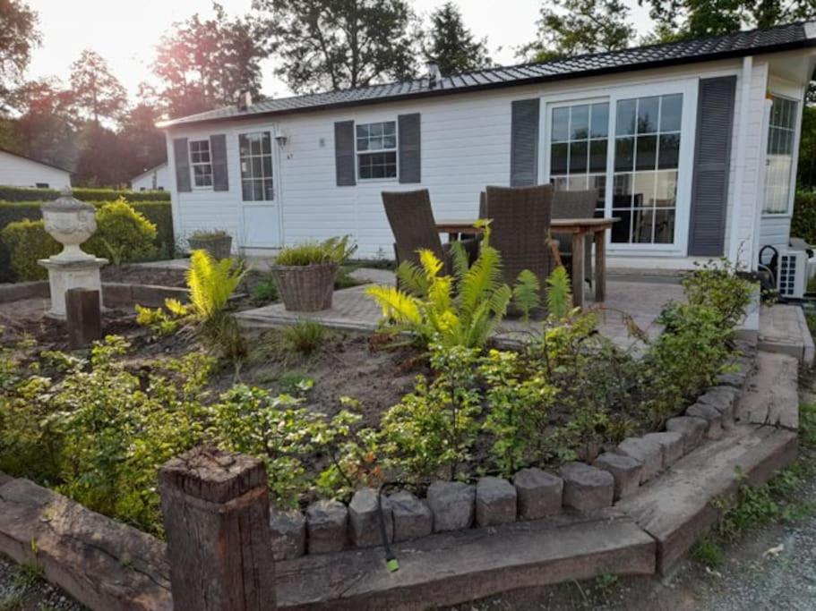 un jardin en face d'une maison dans l'établissement Natuurhuisje Oisterwijk, à Oisterwijk