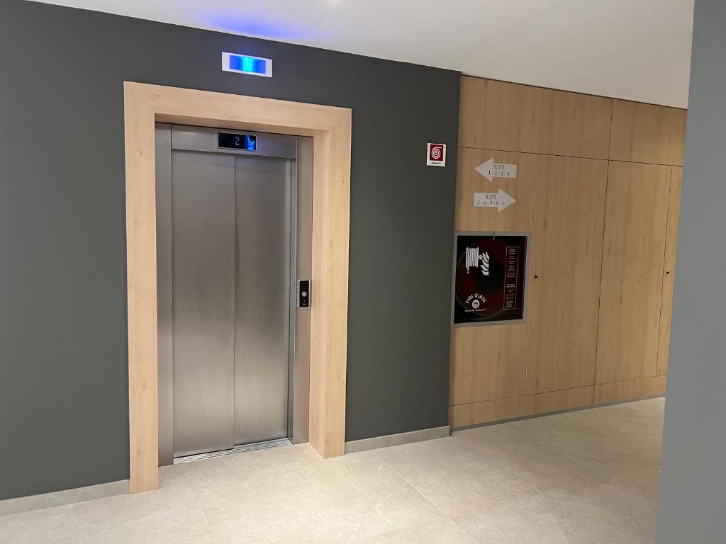巴里Marisabella Suite 9的大楼内带门的走廊