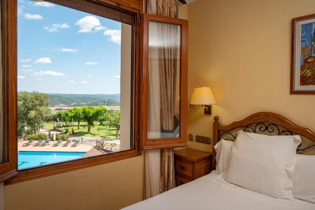 Bazén v ubytování Hotel Can Boix de Peramola nebo v jeho okolí