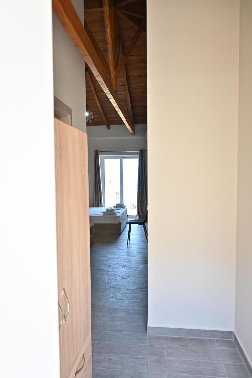 Postel nebo postele na pokoji v ubytování Lithino Rooms Kalamata