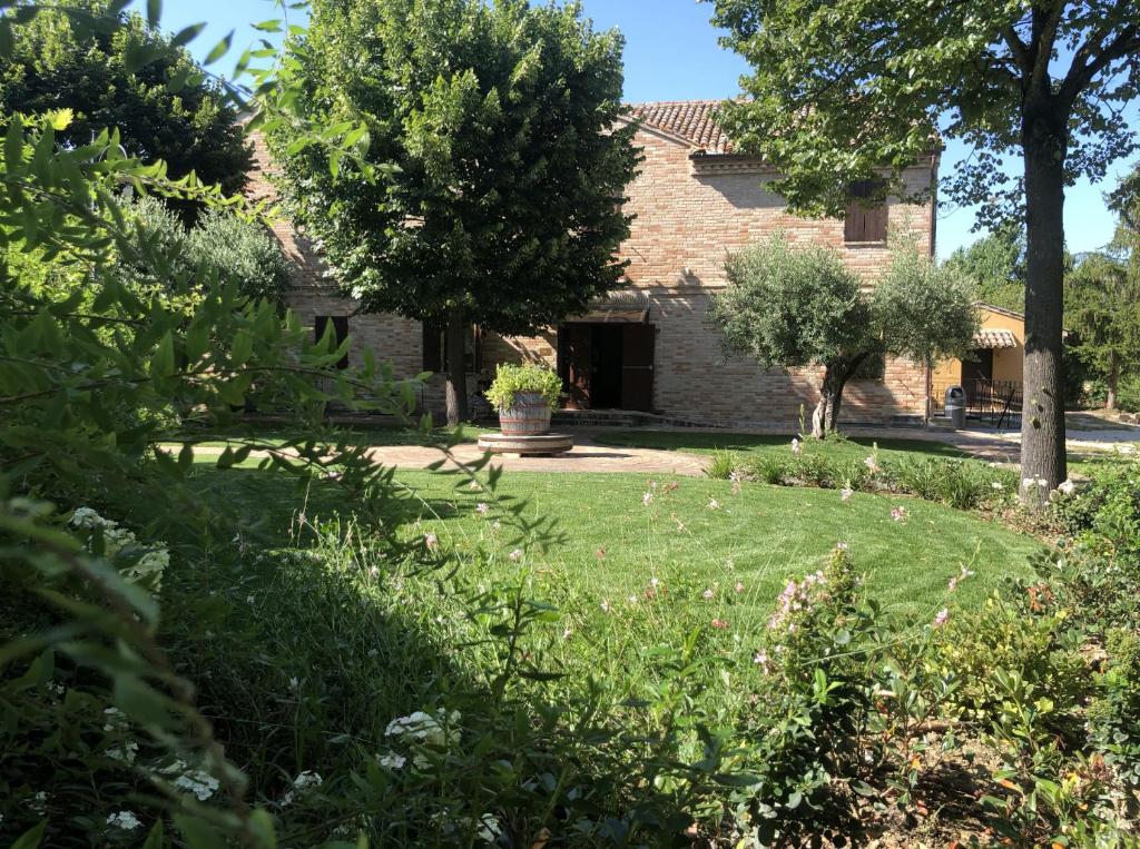 vistas a la casa desde el jardín en Albergo Le Case, en Macerata