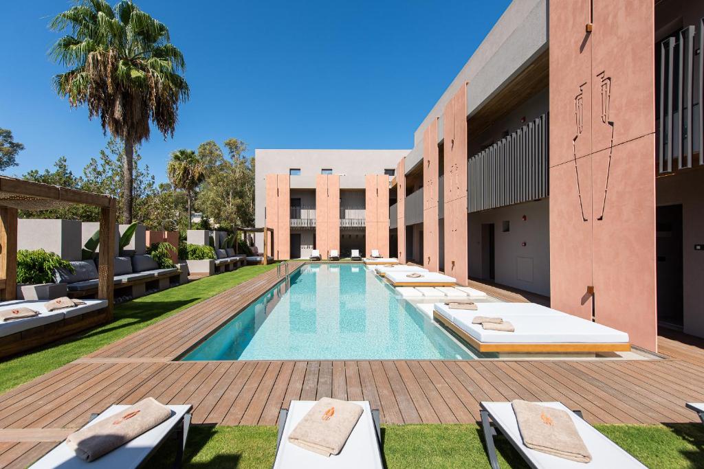 uma imagem de uma piscina num edifício em Pilot Amphora Boutique Hotel "Adults Only" em Georgioupolis