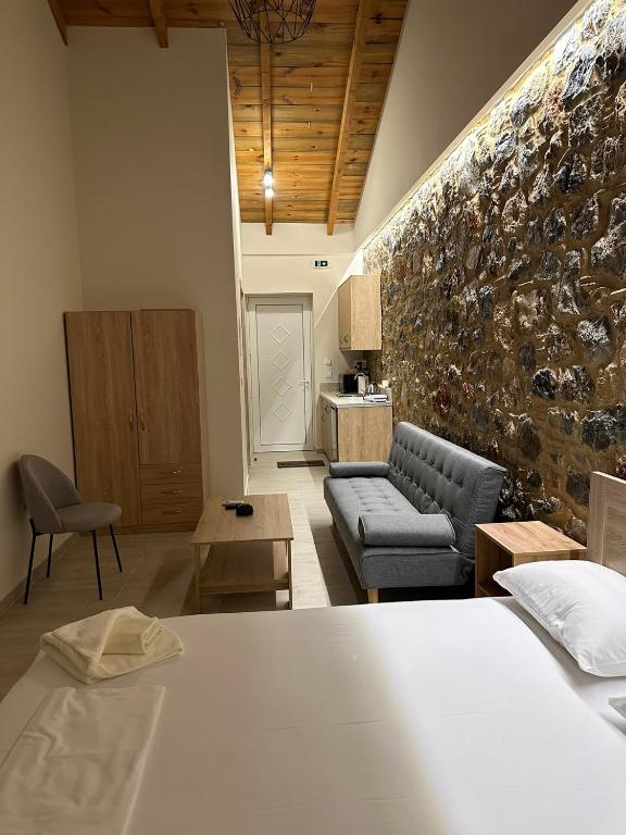 Postel nebo postele na pokoji v ubytování Lithino Rooms Kalamata
