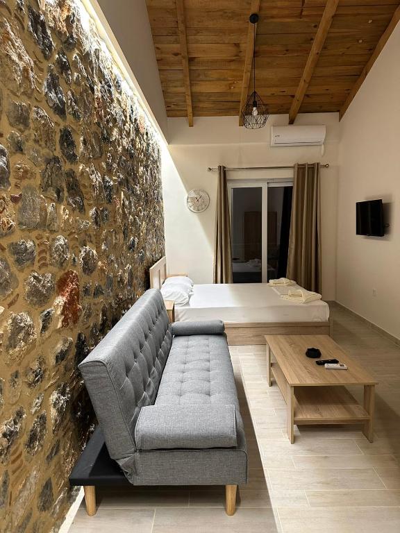 Posezení v ubytování Lithino Rooms Kalamata