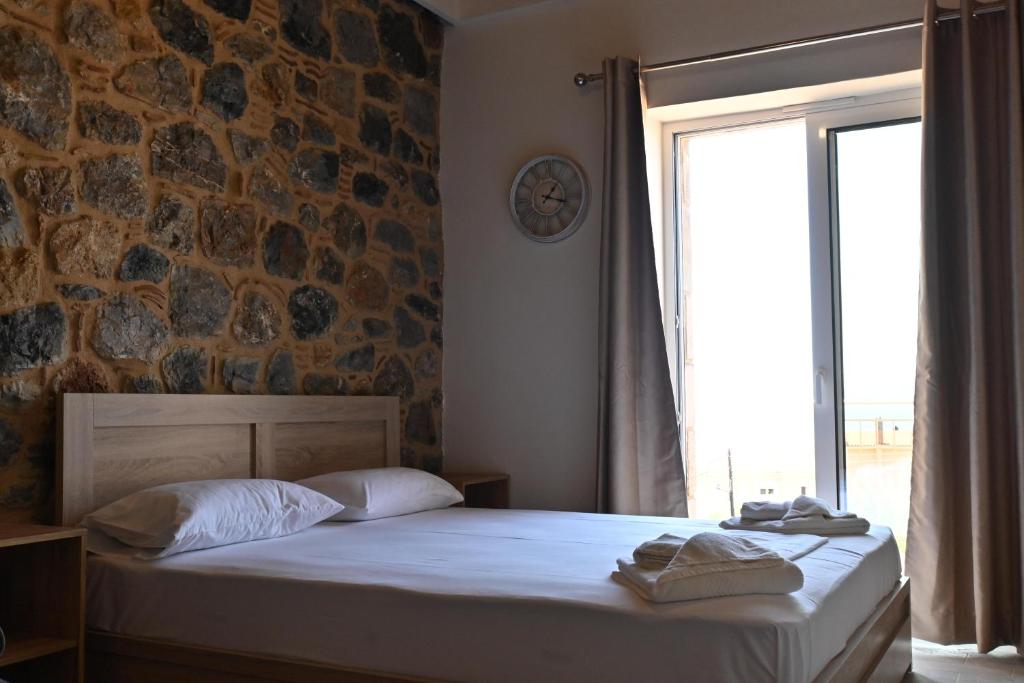 Postel nebo postele na pokoji v ubytování Lithino Rooms Kalamata