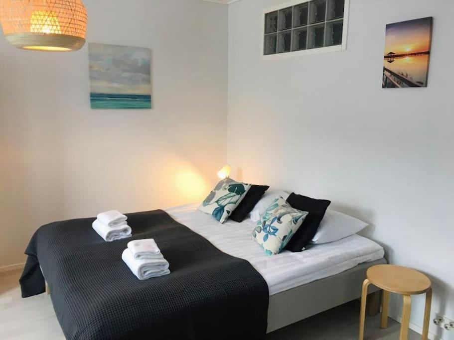 Postel nebo postele na pokoji v ubytování Kotimaailma - Kalustettu ja hyvin valoisa Studio Herttoniemessä