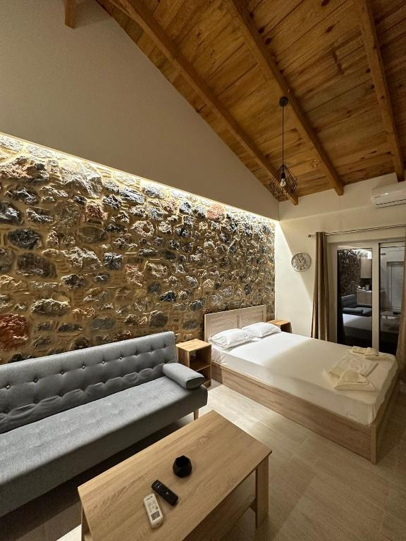 Postel nebo postele na pokoji v ubytování Lithino Rooms Kalamata