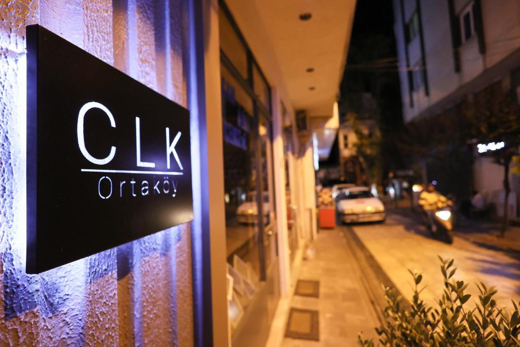 伊斯坦堡的住宿－CLK Suites Hotel，商店窗口边的标志