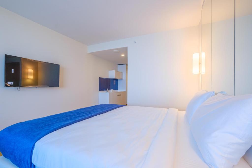 Postel nebo postele na pokoji v ubytování Orbi City Hotel Official D Block