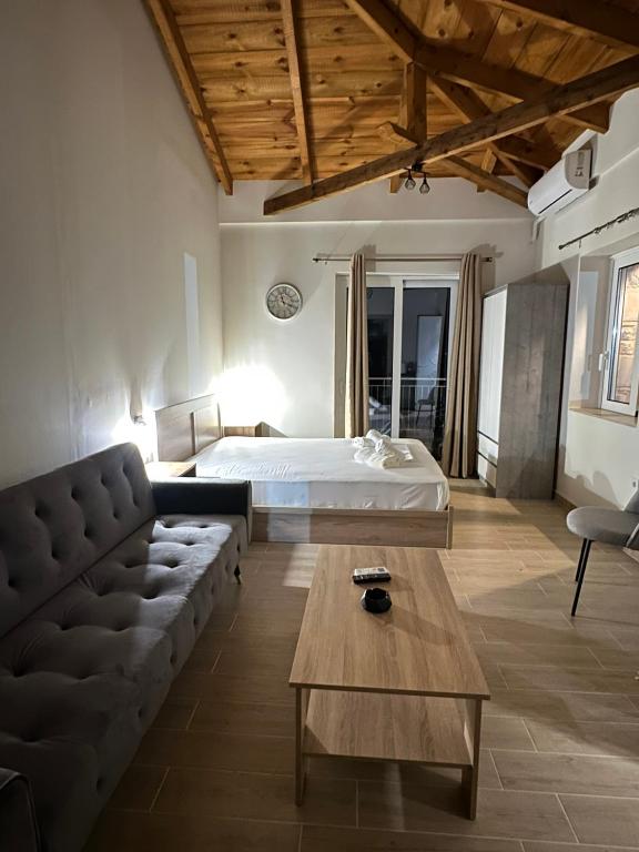 Postel nebo postele na pokoji v ubytování Lithino Rooms Kalamata