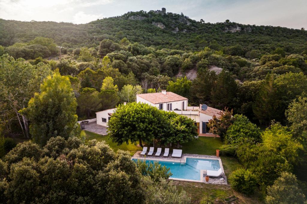 een luchtzicht op een huis met een zwembad en bomen bij La Pampa de Fressac, maison dans un cadre unique in Fressac
