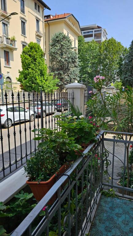 een balkon met een aantal planten op een hek bij Cesena3 in Milaan