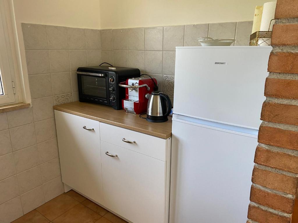 A kitchen or kitchenette at Casa versilia