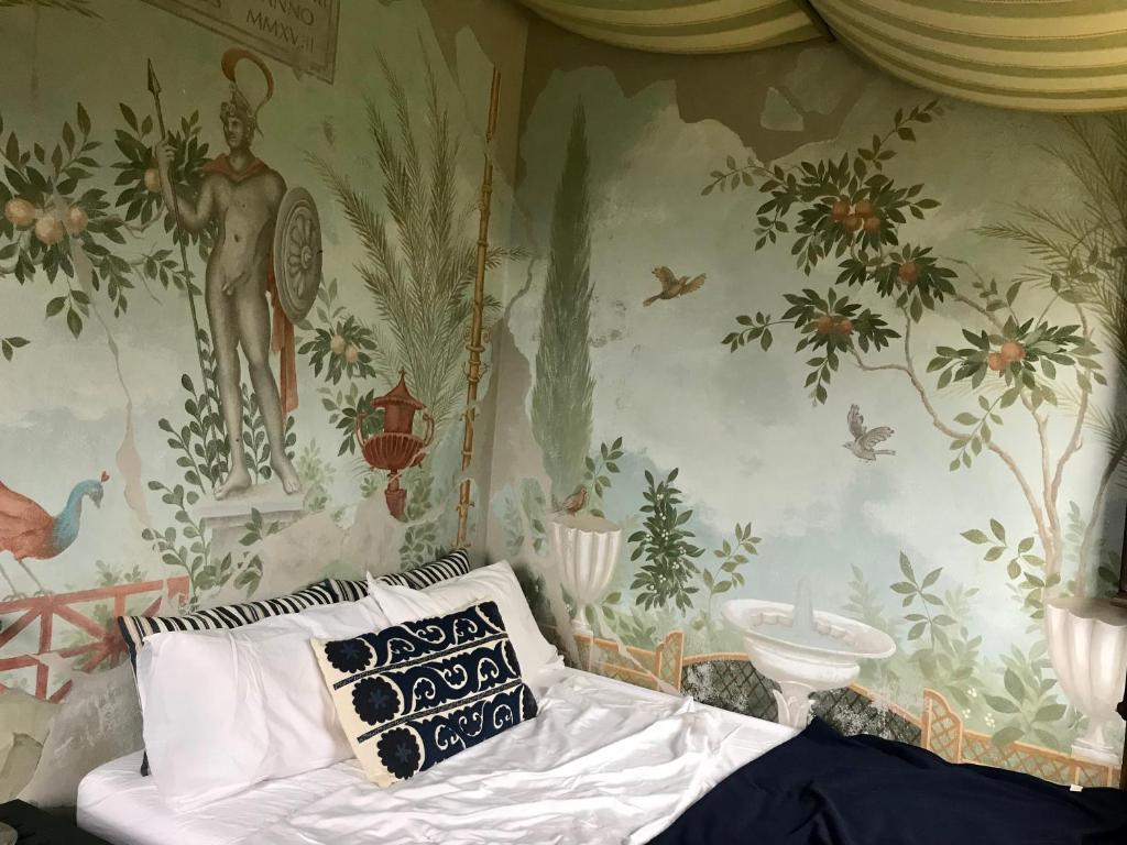 um quarto com uma cama e uma parede com flores em The Simple Life em Casoli