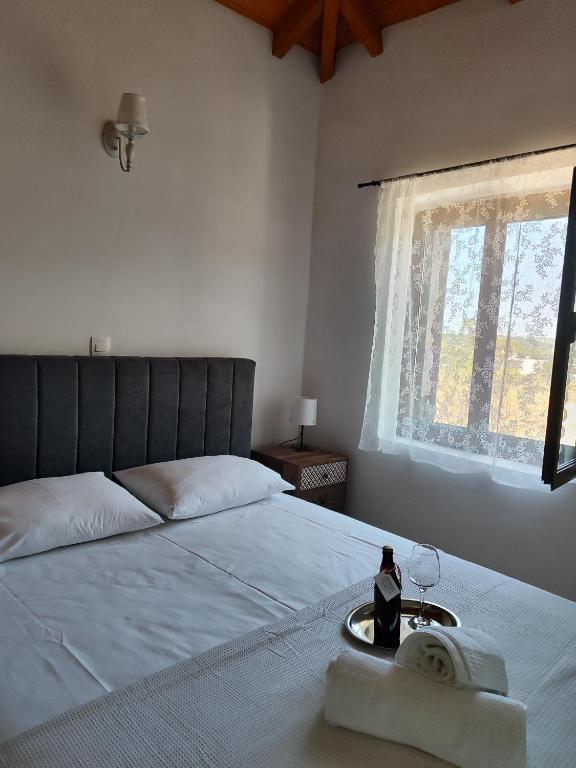 Postel nebo postele na pokoji v ubytování Vaki's country house