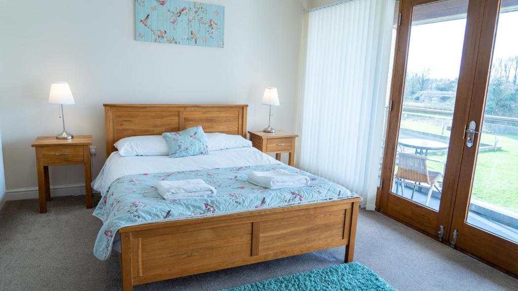 ein Schlafzimmer mit einem Bett mit zwei Handtüchern darauf in der Unterkunft Tewitfield Marina in Carnforth