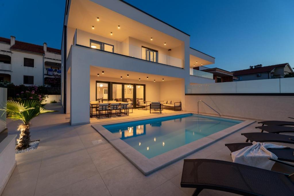 una piscina nel cortile di una casa di Villa Aria a Klimno