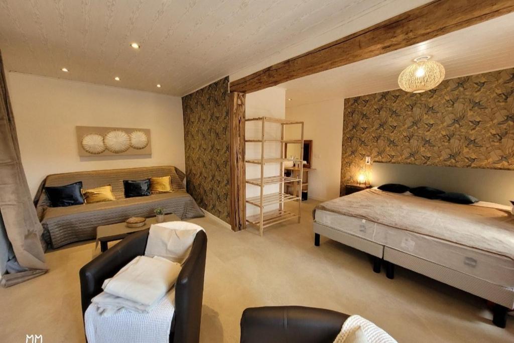 1 dormitorio con 2 camas, sofá y silla en La Maisonnette de l Espace Themis, piscine partagée en Saint-Germain-de-Salles