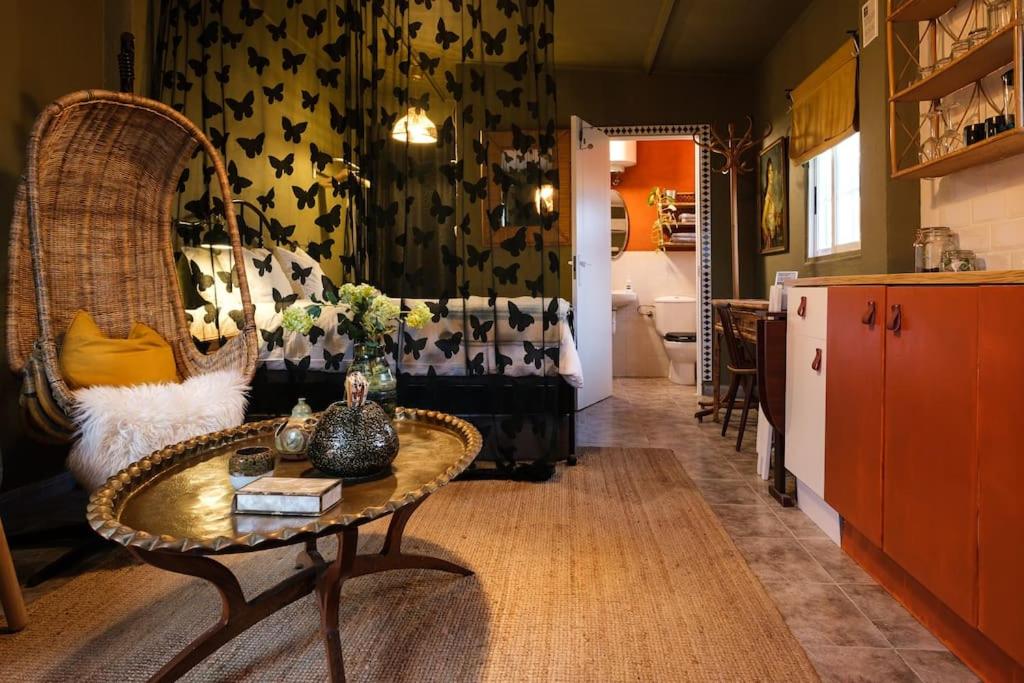 una sala de estar con un sofá y una mesa en Finca Martina, en Casarabonela