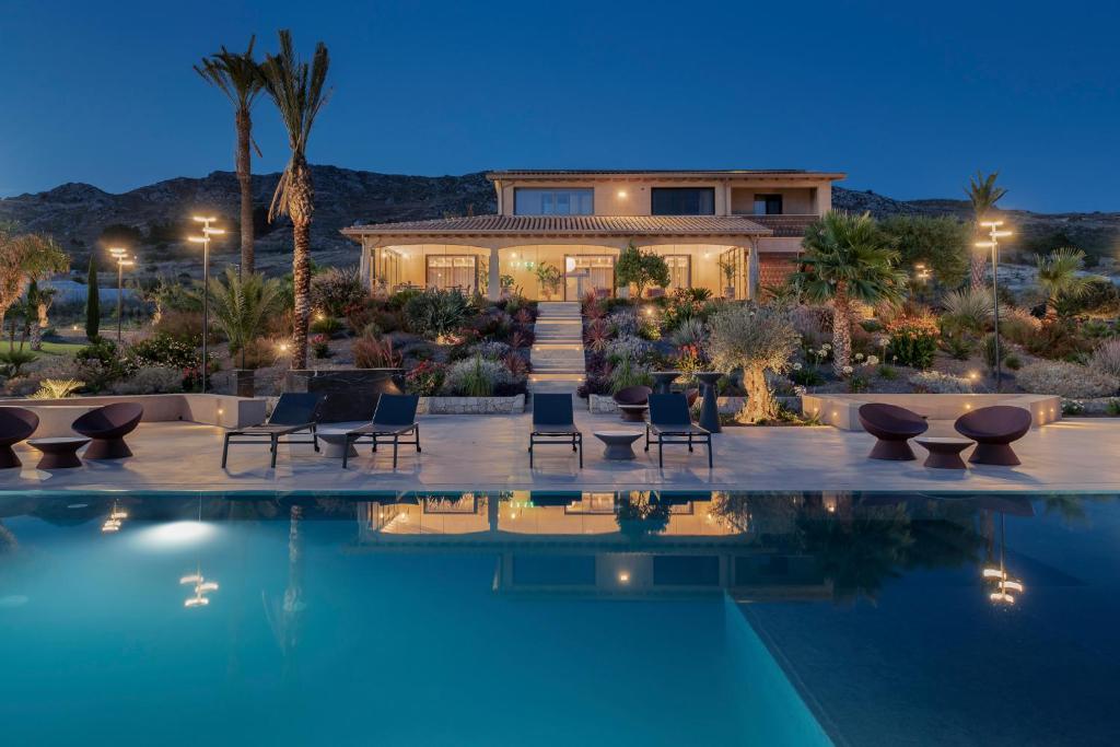 una casa con piscina frente a una casa en Terreforti Luxury Village, en Agrigento