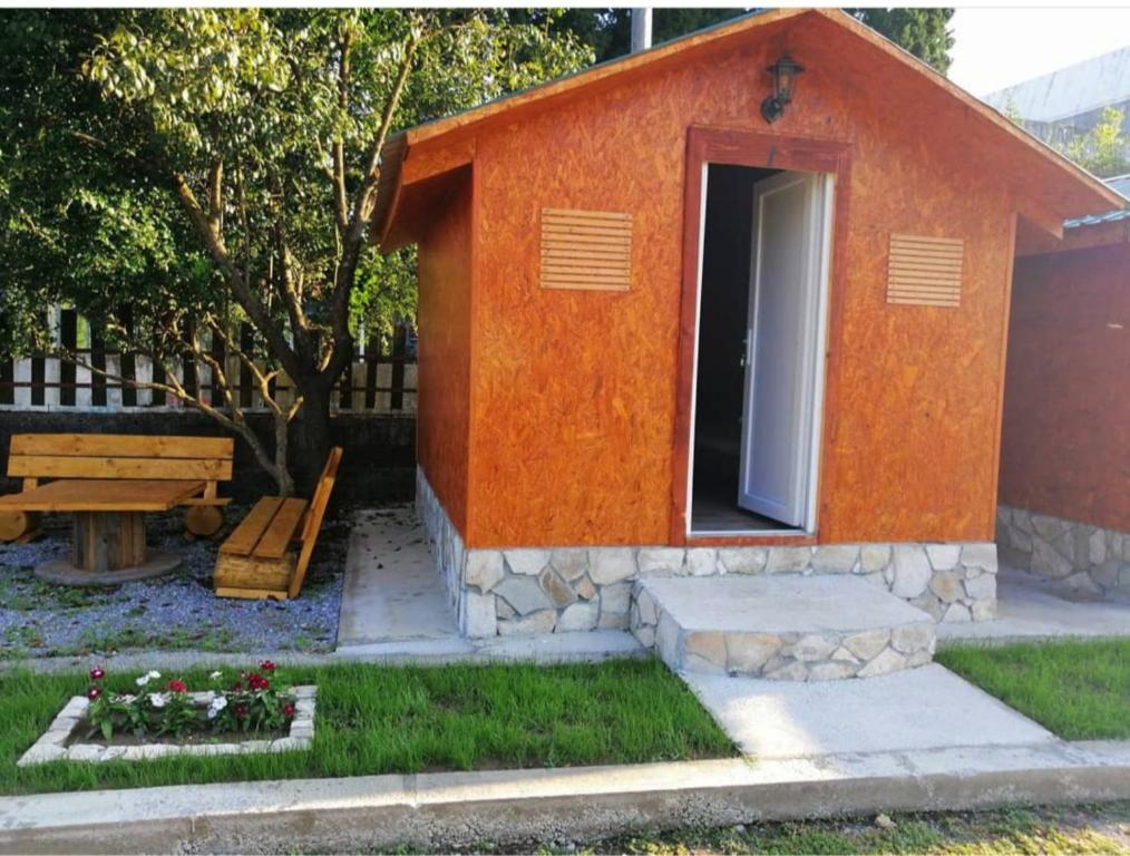 una pequeña casa de perros naranjas en un patio en House Markovic, 