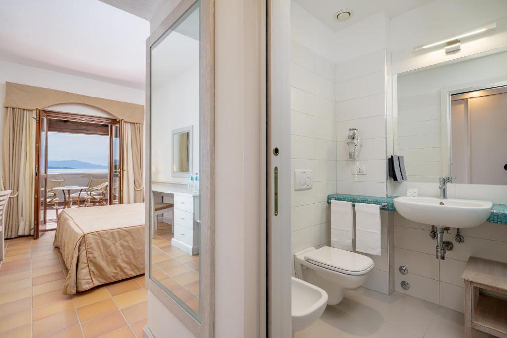 een badkamer met toilet en wastafel bij Hotel Punta Negra in Alghero