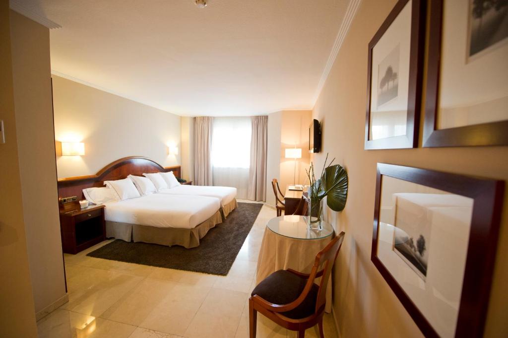 een hotelkamer met een bed en een tafel bij Hotel San Pedro in Langreo