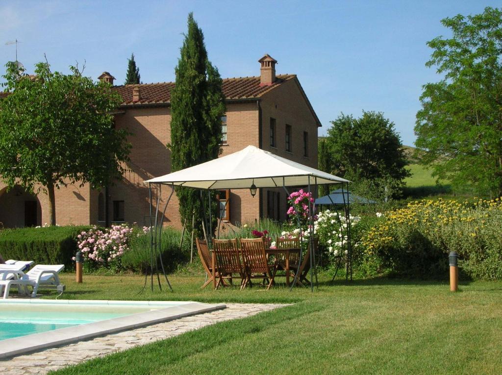 Basen w obiekcie Agriturismo Il Poderino lub w pobliżu