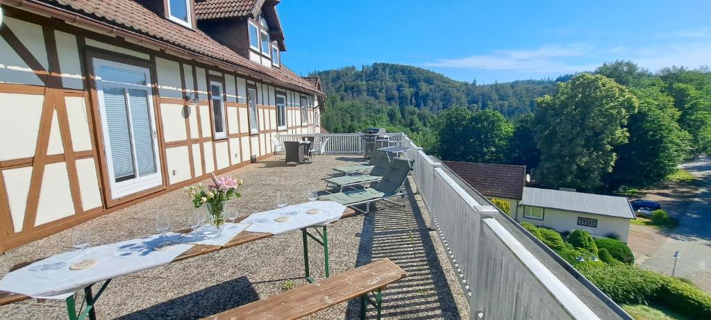 een balkon met tafels en stoelen in een gebouw bij Ferienwohnung Katzenstein im Harz in Bad Sachsa