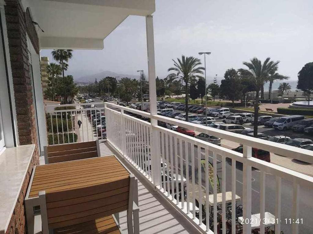 Elle comprend un balcon avec un banc et un parking. dans l'établissement A&N Seafront Torre del Mar, à Torre del Mar