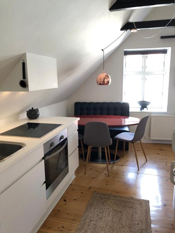 Kuchyň nebo kuchyňský kout v ubytování Huset ved springvandet