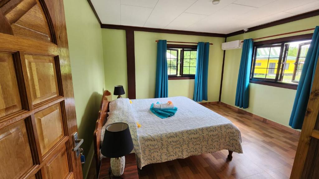 Un dormitorio con una cama con una toalla azul. en Lianita's Cottage (Selfcatering), en La Digue