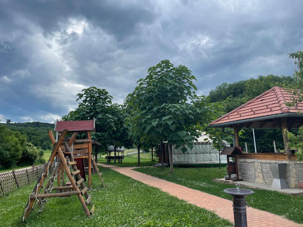 Herní místnost nebo prostor pro děti v ubytování Nomád jurta Zalakaros mellett