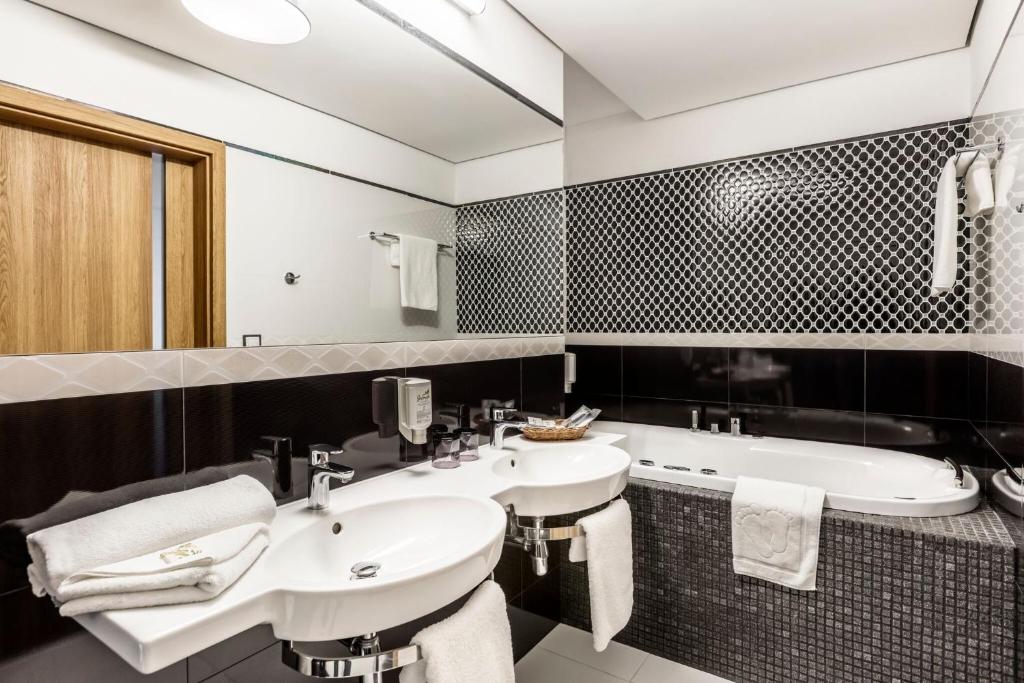Mercure Wiazowna Brant - Standard Queen Suite With Sofa