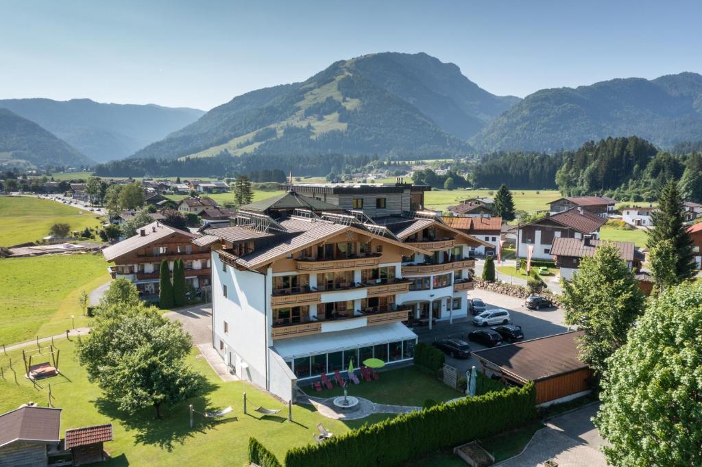 una vista aérea de un pueblo con montañas en el fondo en Hotel Waidachhof, en Kössen