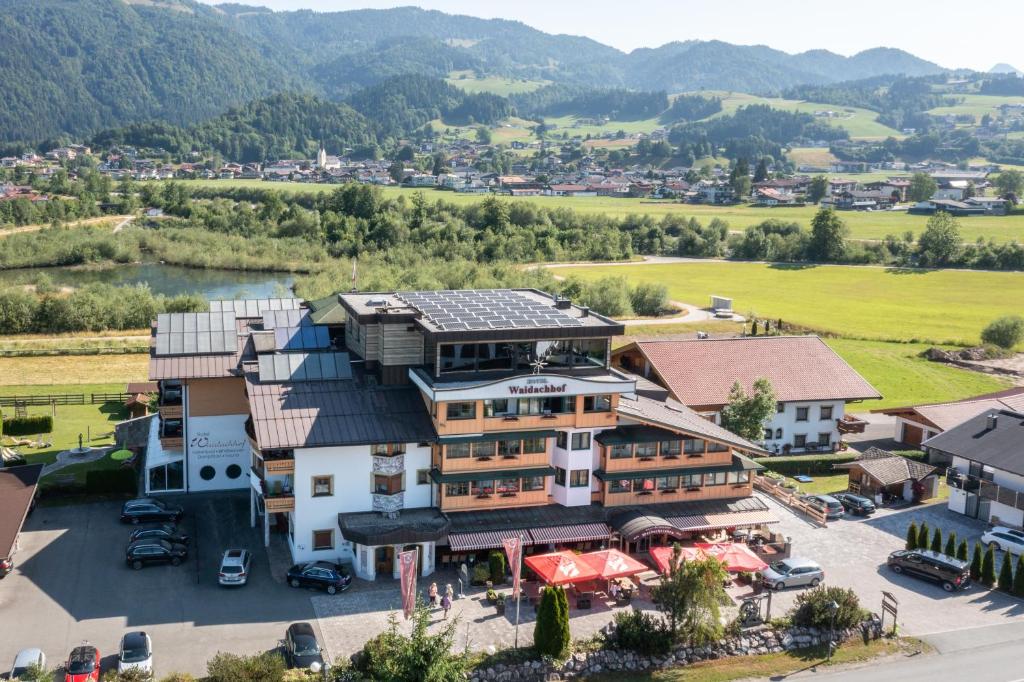 Nespecifikovaný výhled na hory nebo výhled na hory při pohledu z hotelu