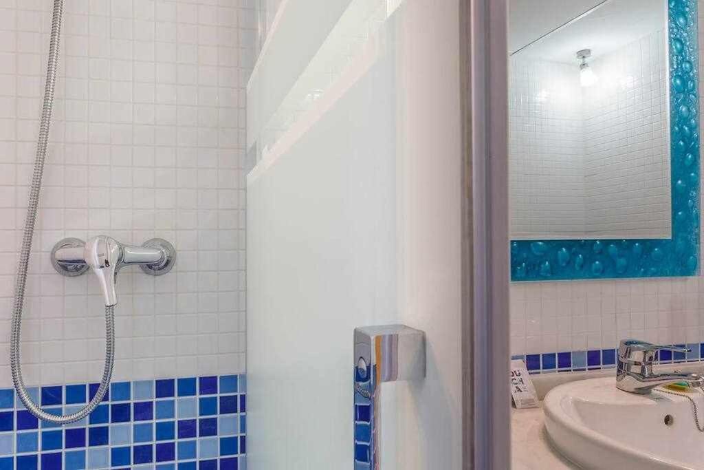 A bathroom at A&N La Vega 3