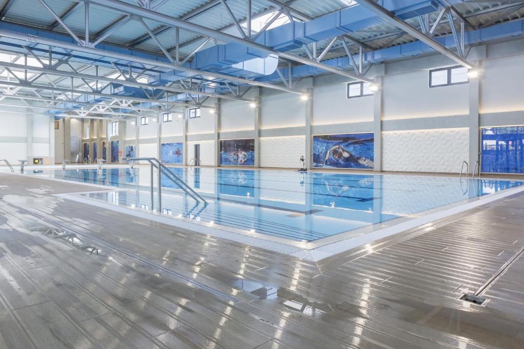 uma piscina vazia com piso em baixo e tectos azuis em Lux Apartman Kovačević em Jagodina