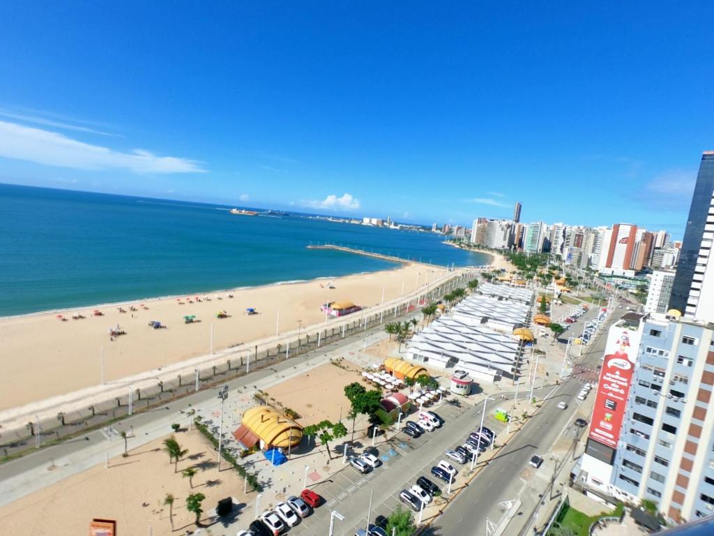 Blick auf den Strand und das Meer mit Gebäuden in der Unterkunft Fortaleza VIP Experience in Fortaleza