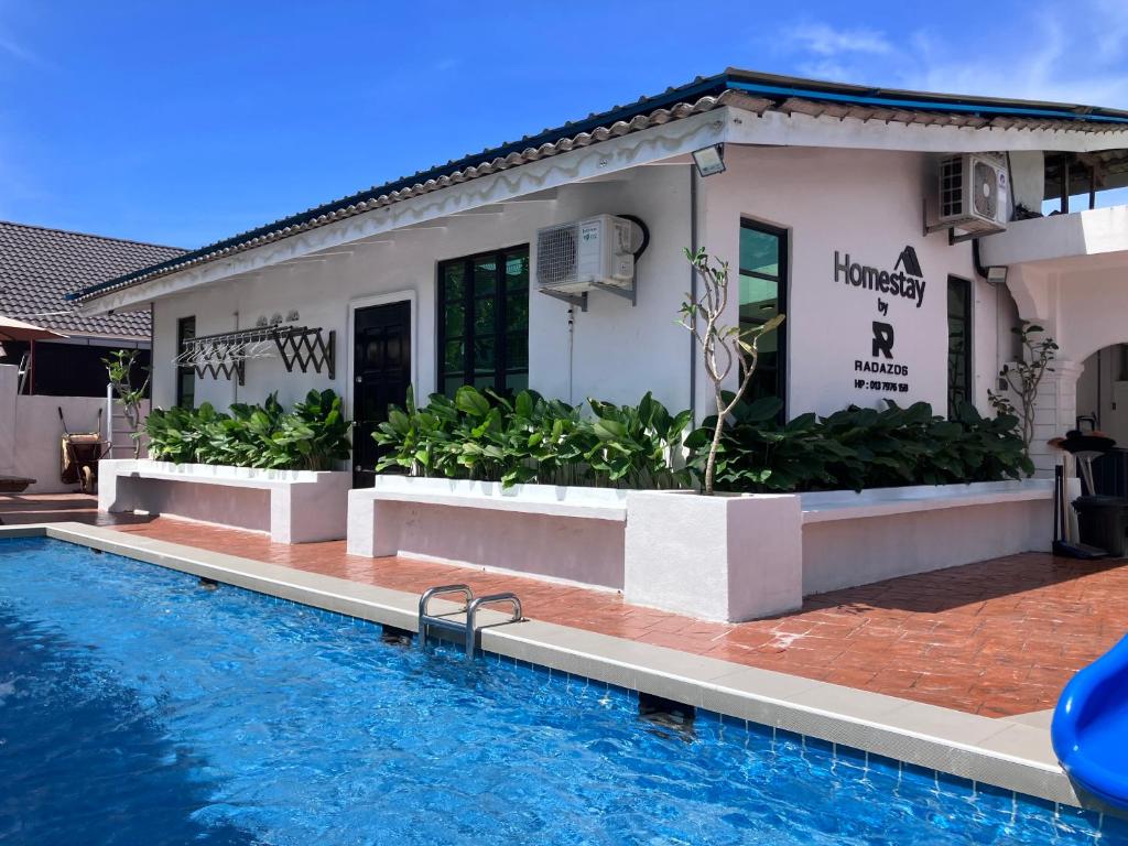 Bazén v ubytování Homestay Kuala Terengganu By Radazos (pool, wifi) nebo v jeho okolí