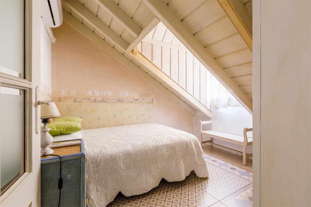 A bed or beds in a room at A&N Atico Downtown Torre del Mar