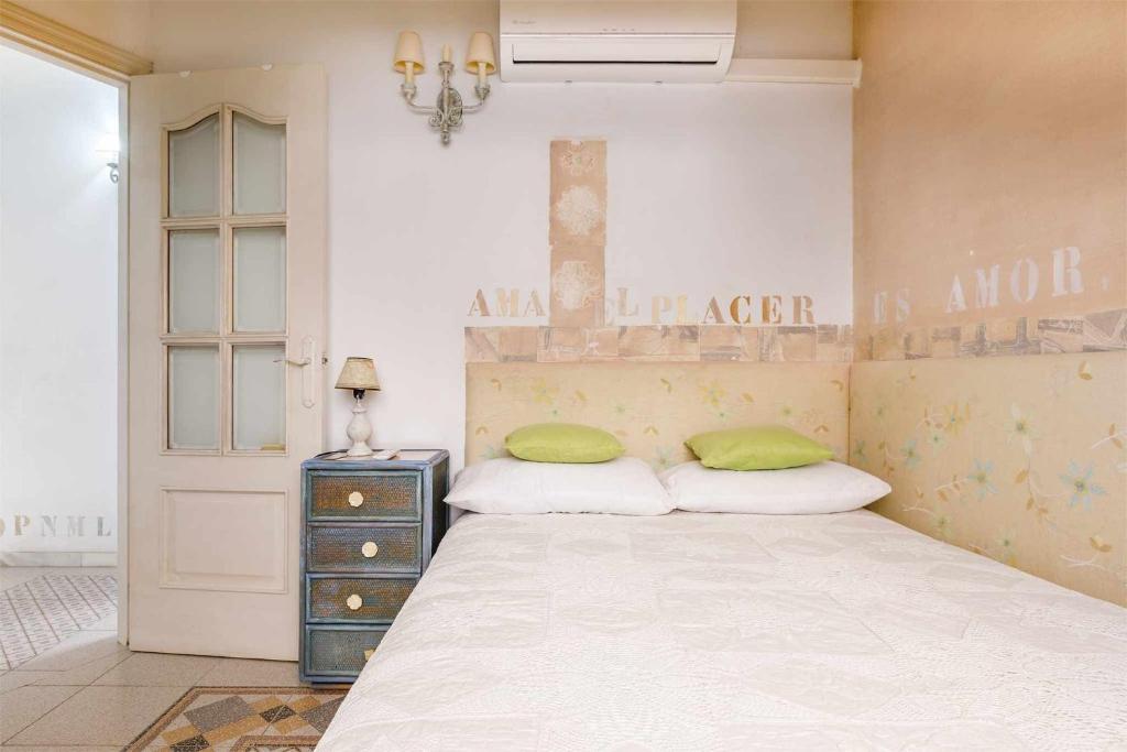 A bed or beds in a room at A&N Atico Downtown Torre del Mar