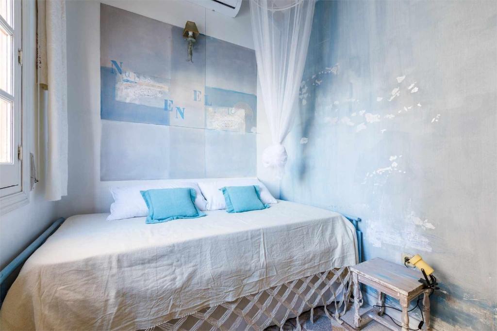 A bed or beds in a room at A&N Atico Downtown Torre del Mar